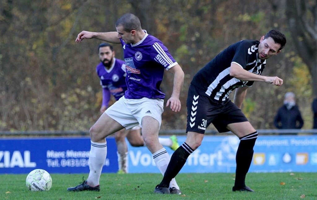 Vuk Vukelic (li., VfR Neumünster) brachte den VfR mit dem schnellen 1:0 in Front, rechts Carsten Dienelt (Heikendorfer SV). © Ismail Yesilyurt