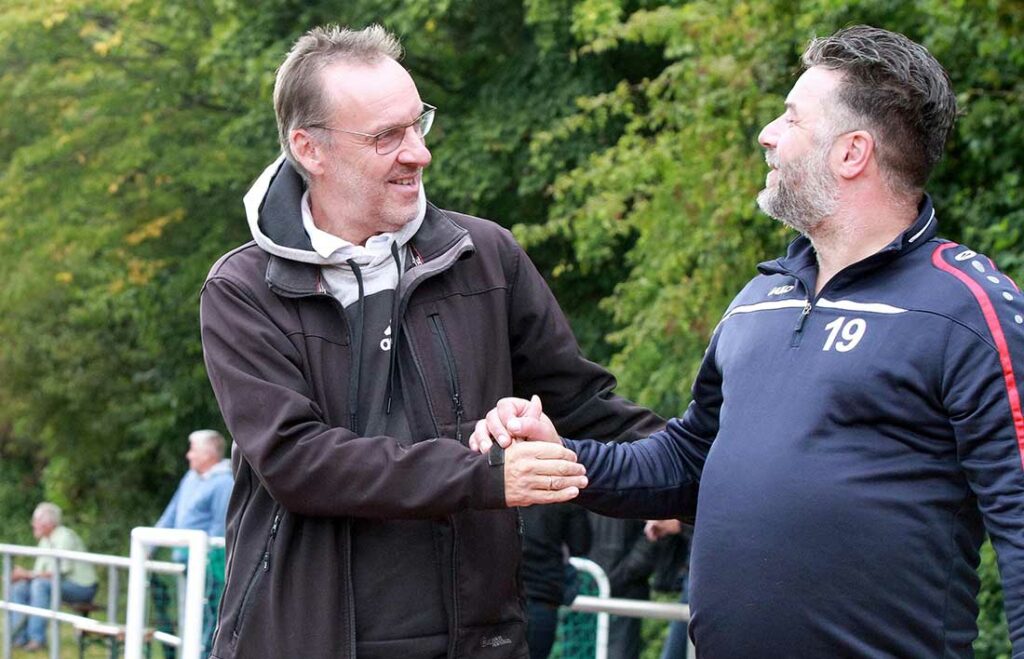 Nach zwei Remis und Niederlagen gibt es den ersten Sieg für Coach Frank Knocke (li.) und den MTV Dänischenhagen. Rechts Soner Kisla. © 2022 Ismail Yesilyurt