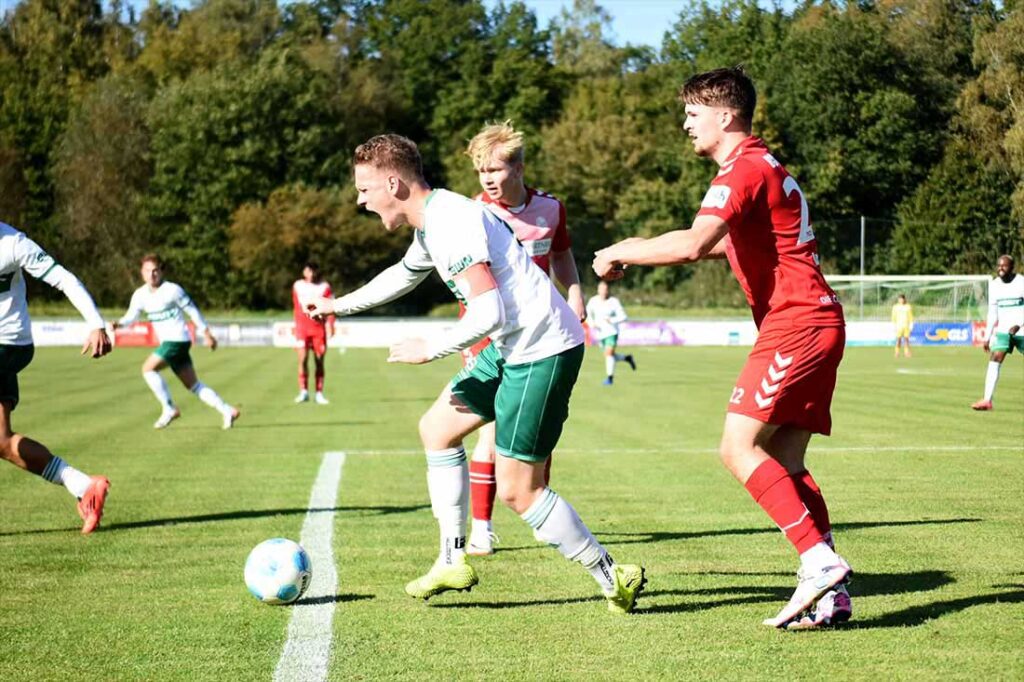 Fynn Auschra (FCD) trifft zuvor Timo Barendt (PSV) es gibt Elfer. © 2024 Olaf Wegerich Fynn Auschra (FCD) trifft zuvor Timo Barendt (PSV) es gibt Elfer. © 2024 Olaf Wegerich