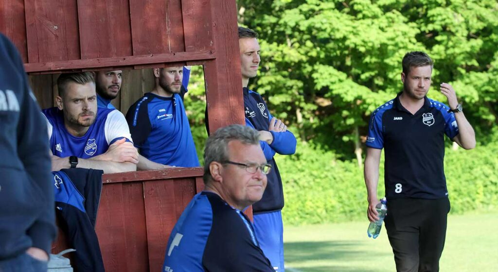 Das Trainer-Trio - Yannick Schnoor (re.) überlegt, Kjell Gonda geht in sich und Bastian Matthies mit Fensterplatz