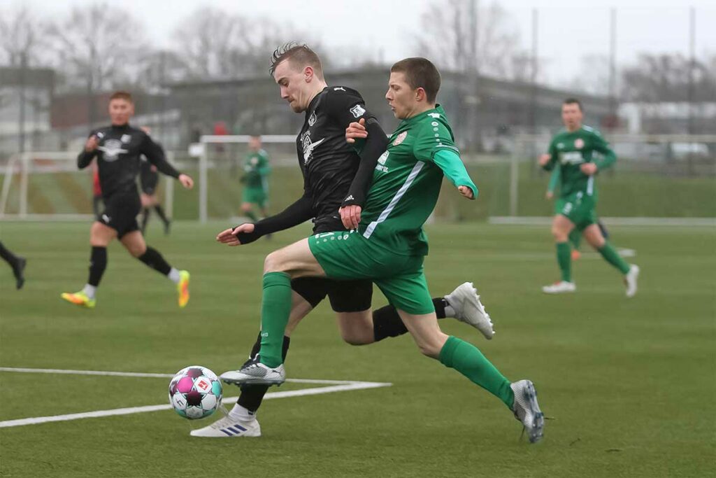 Jannes Mohr (vorne, Eckernförder SV) knöpft Jannik Holz (Bordesholm) den Ball ab. Jannes Mohr (vorne, Eckernförder SV) knöpft Jannik Holz (Bordesholm) den Ball ab. © Ismail Yesilyurt