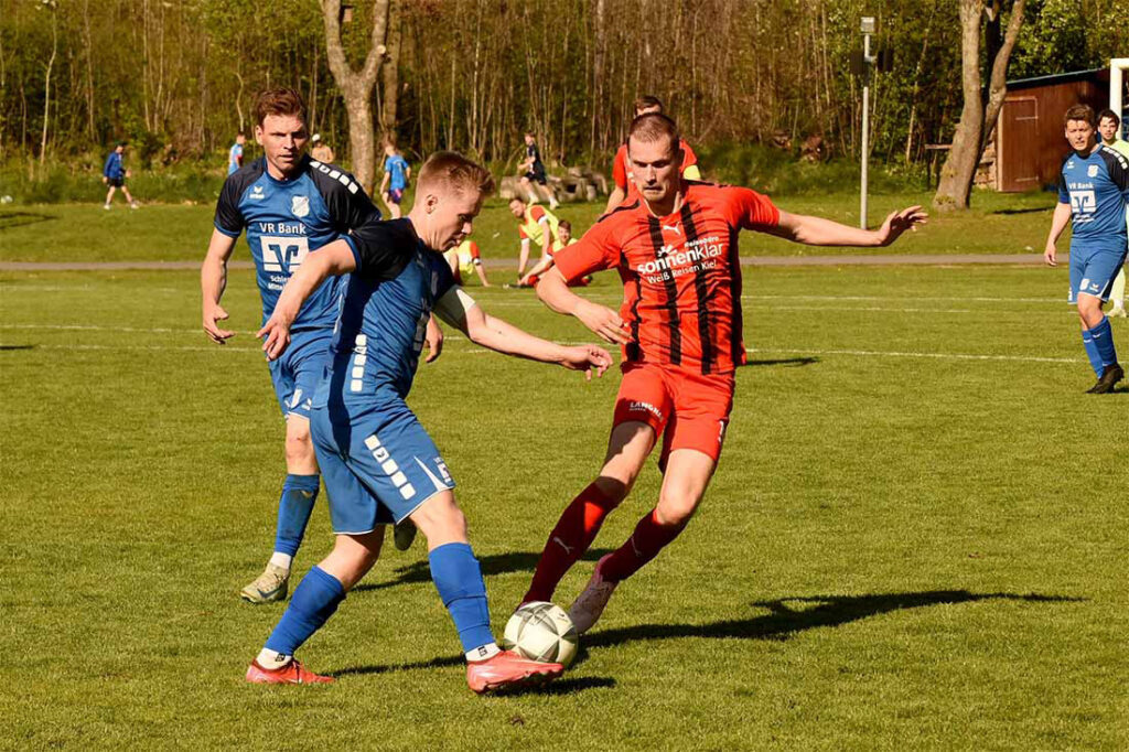 Fabian-Malte Möller (TuS Jevenstedt) gegen Nick Rixen (re., TSV Kronshagen) im Zweikampf. © 2025 Olaf Wegerich Fabian-Malte Möller (TuS Jevenstedt) gegen Nick Rixen (re., TSV Kronshagen) im Zweikampf. © 2025 Olaf Wegerich