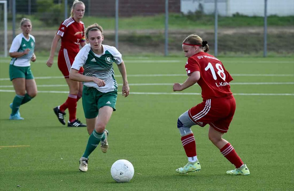 Denise Jakubowski (li., TSV Klausdorf) kommt an Lisa Kahl (SV Wahlstedt) vorbei. © 2023 Olaf Wegerich Denise Jakubowski (li., TSV Klausdorf) kommt an Lisa Kahl (SV Wahlstedt) vorbei. © 2023 Olaf Wegerich