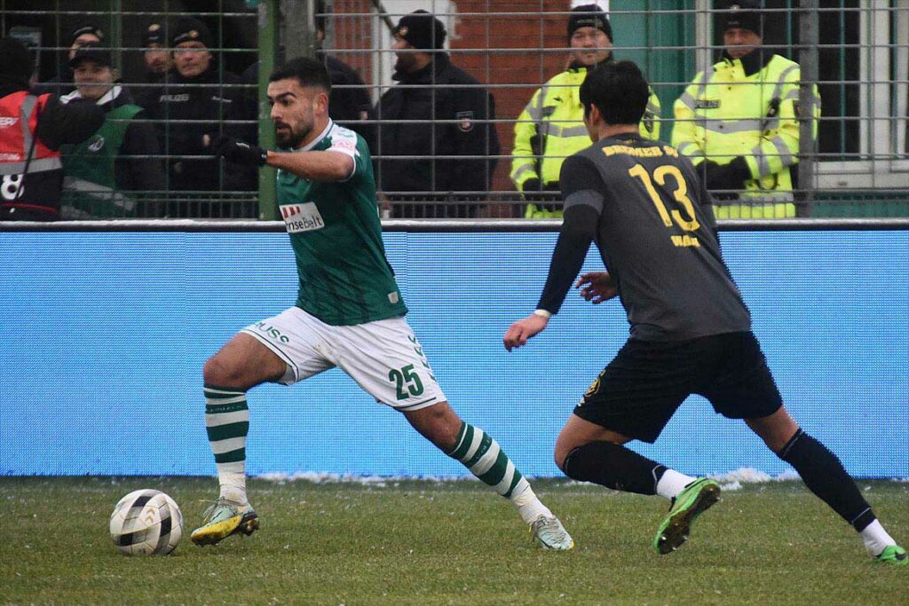 Tarik Gözüsirin (li., VfB Lübeck) gelangen ein Asists und auch der Endstand.  2023 Olaf Wegerich