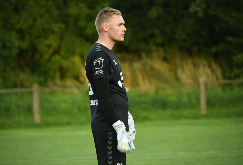 Torhüter Torben Franzenburg und der FC Burg machen einen Sprung in der Tabelle. © 2025 Olaf Wegerich Torhüter Torben Franzenburg und der FC Burg machen einen Sprung in der Tabelle. © 2025 Olaf Wegerich