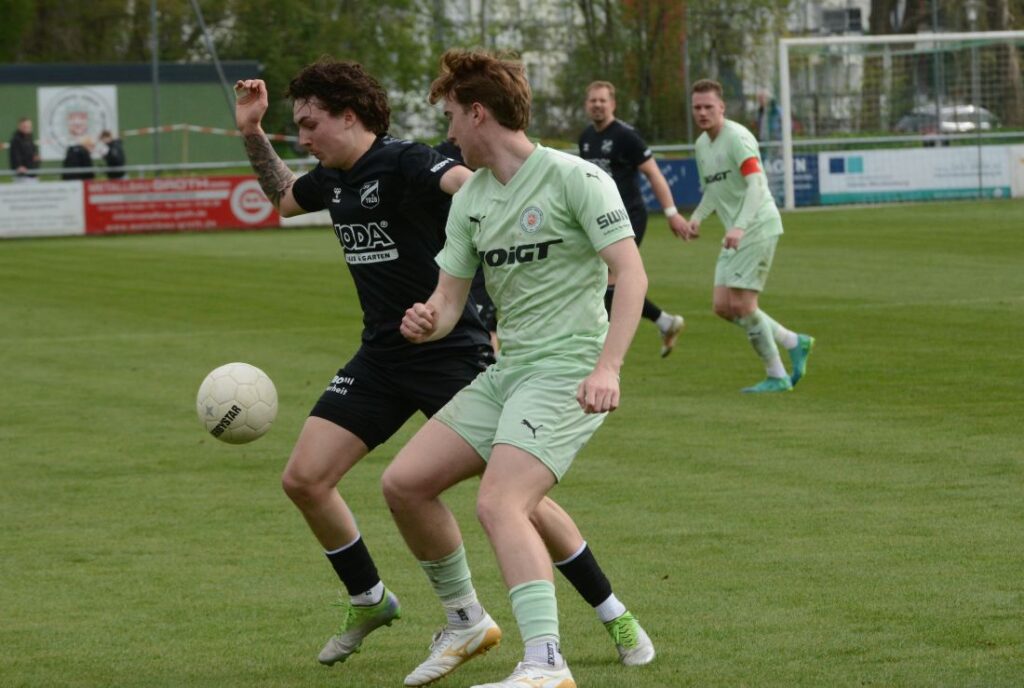 Benny Soares (SVTodesfelde) gegen Meiko Werner (PSV Neumünster). © Olaf Wegerich Benny Soares (SVTodesfelde) gegen Meiko Werner (PSV Neumünster). © Olaf Wegerich