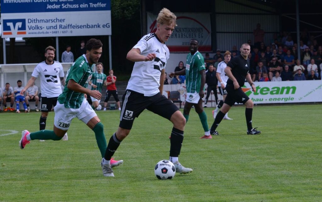 Die Robustheit von Tarek von Böhlen in Zweikämpfen gepaart mit seinem Offensivdrang wird auch gegen den Aufsteiger Rapid Lübeck gefragt sein. © 2026 Olaf Wegerich