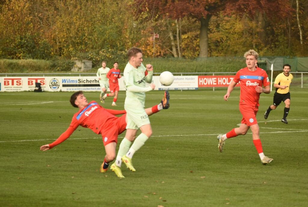 Leon Parduzi (Holstein II) klärt gegen Timo Barendt (PSV Neumünster). © 2026 Olaf Wegerich Links, Timo Barendt, Tim Möller und Yusef Bouzoumita. © 2026 Olaf Wegerich