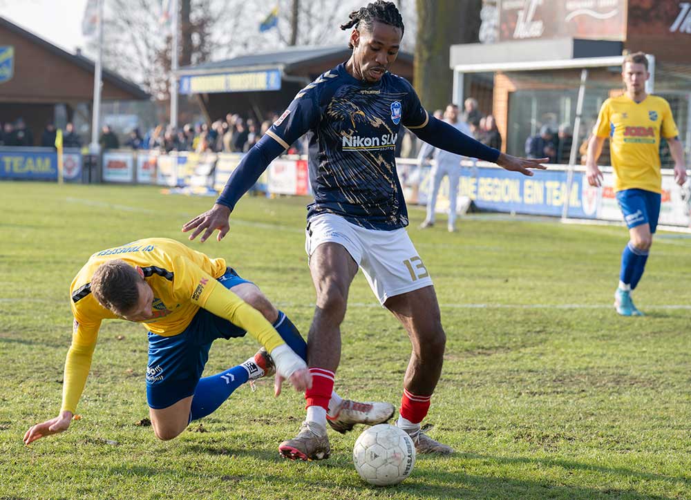 Obina Iloka in seiner ersten Rolle als Stürmer am Ball (1. FC Phönix Lübeck). © 2025 Volker Schlichting Obina Iloka in seiner ersten Rolle als Stürmer am Ball (1. FC Phönix Lübeck).© 2025 Volker Schlichting