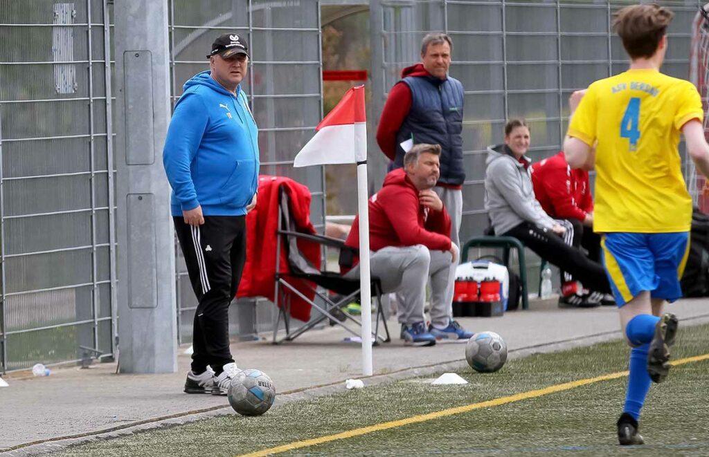 Für Carsten Baumann (li., Trainer ASV Dersau) waren die Voraussetzungen alles andere als rosig, mit seiner jungen Truppe den Klassenerhalt zu realisieren. Carsten Baumann (li., Trainer ASV Dersau) kann seiner jungen Truppe noch viel beibringen. © Ismail Yesilyurt