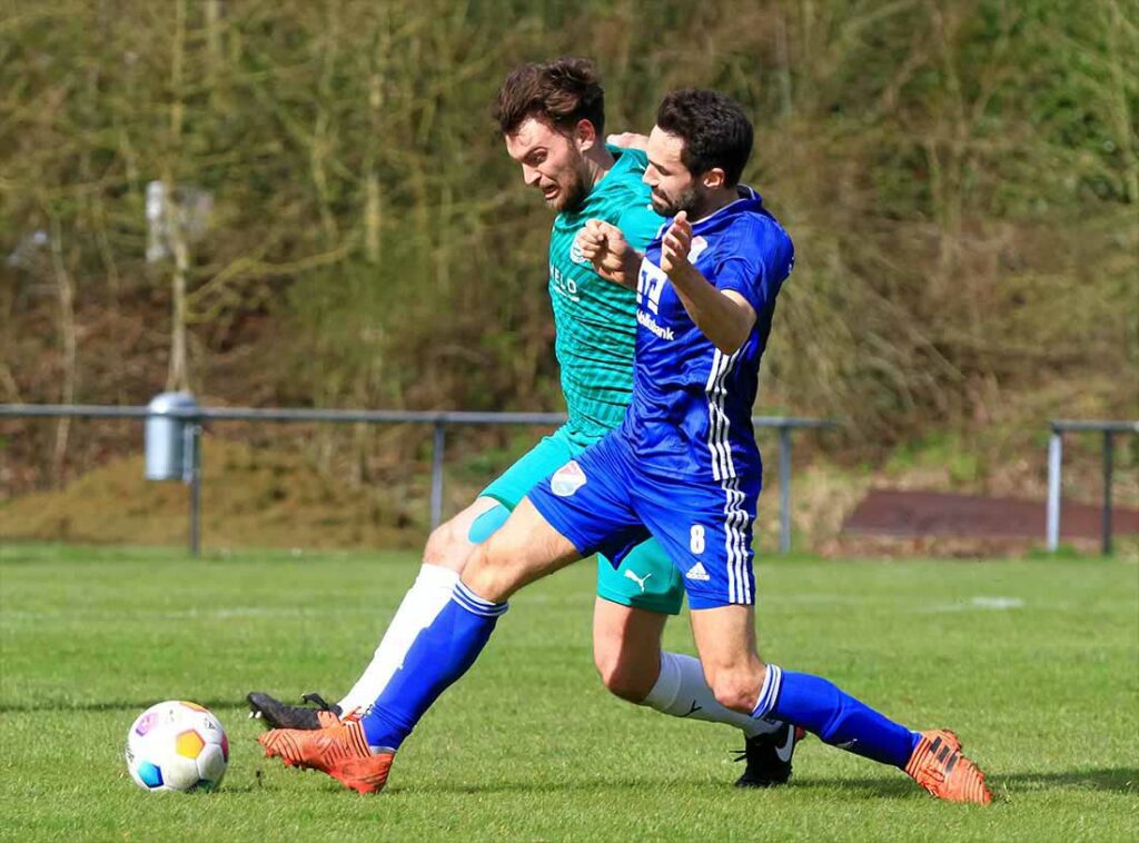Nedim Hasanbegovic (Eidertal Molfsse), hier gegen Lukas Göttsch (in grün, Klausdorf), ist ein Allroundspieler. © 2024 Ismail Yesilyurt