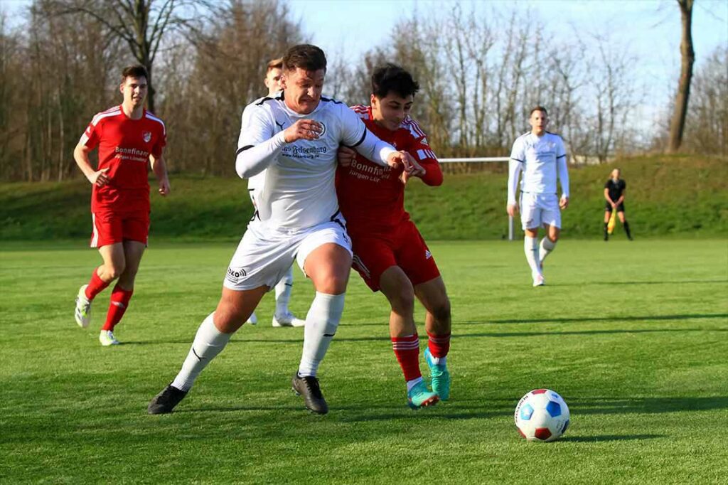 Unterschiedliche Gewichtsklassen - Leichtgewicht Burak Özcan (re., TSV Flintbek) gewinnt gleich gegen Jannik Müller (Probsteier SG) den Zweikampf. © 2024 Ismail Yesilyurt