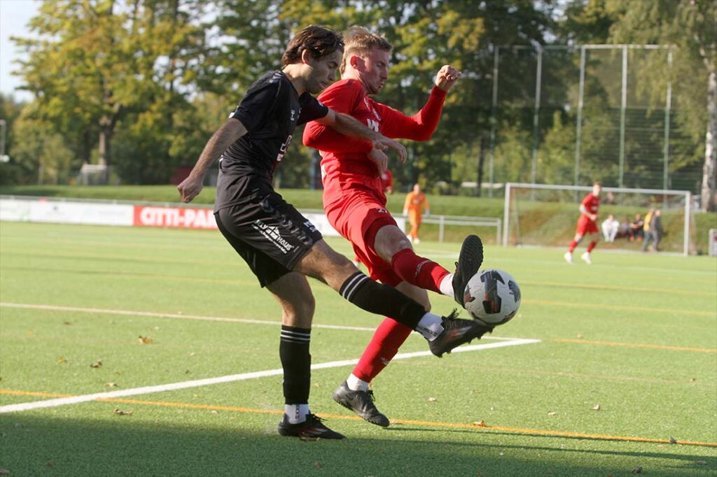 Max Musci (SV Todesfelde) klärt vor Yannik Jakubowski (Kilia Kiel). © 2025 Ismail Yesilyurt Max Musci (SV Todesfelde) klärt vor Yannik Jakubowski (Kilia Kiel). © 2025 Ismail Yesilyurt