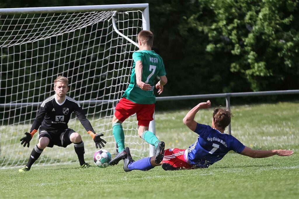Die Vorgeschichte zum Ausgleichstreffer - Thies Kochanski wird von Moritz Neumann und Keeper Tobias Dittmann nach aussen abgedrängt.© Ismail Yesilyurt