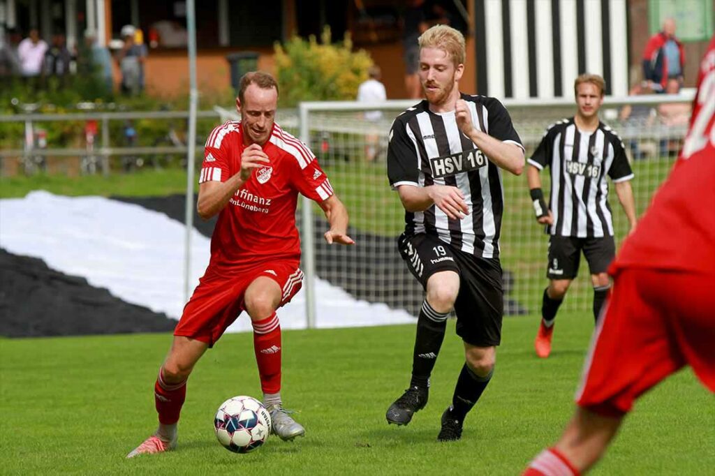 Moritz Hübner (li., TSV Flintbek) bereitet sich auf das Schulter-an-Schulter mit Timo Martens (Heikendorfer SV) vor. © 2023 Ismail Yesilyurt