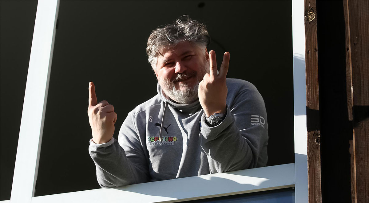 Inter-Manager Bülent Seker zeigt vor dem Anpfiff der Partie den Halbzeitstand an. Inter-Manager Bülent Seker zeigt vor dem Anpfiff der Partie den Halbzeitstand an. © Ismail Yesilyurt