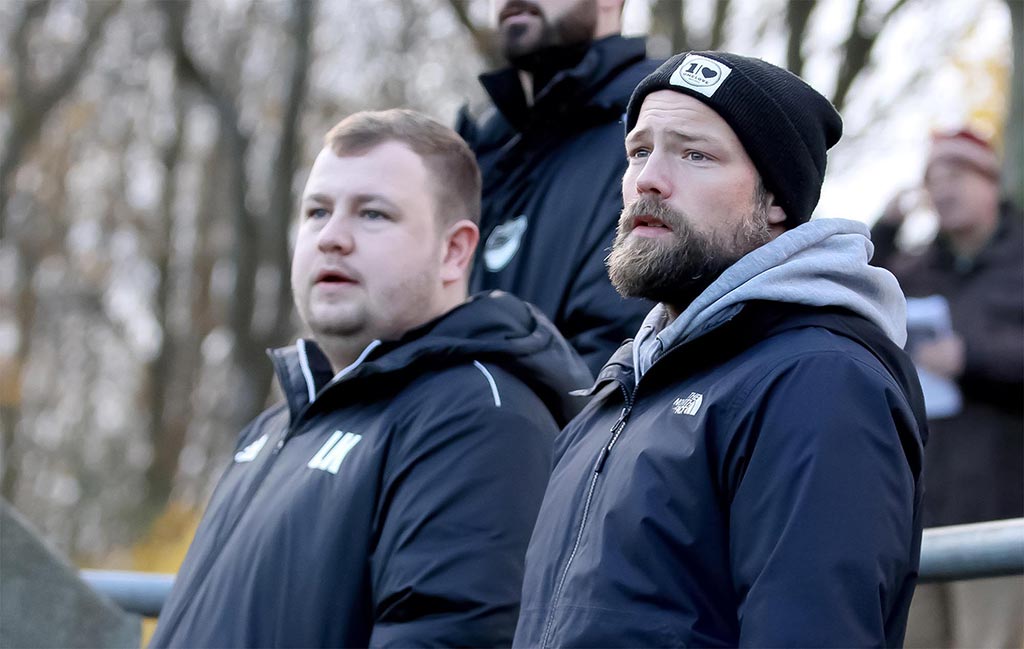 Jan Sell, rechts neben Co-Trainer Linus Krebs gegen den VfR Neumünster, wird weiterhin passiv die Heikendorfer Elf unterstützen. Jan Sell, rechts neben Co-Trainer Linus Krebs gegen den VfR Neumünster, wird weiterhin passiv die Heikendorfer Elf unterstützen. © Ismail Yesilyurt
