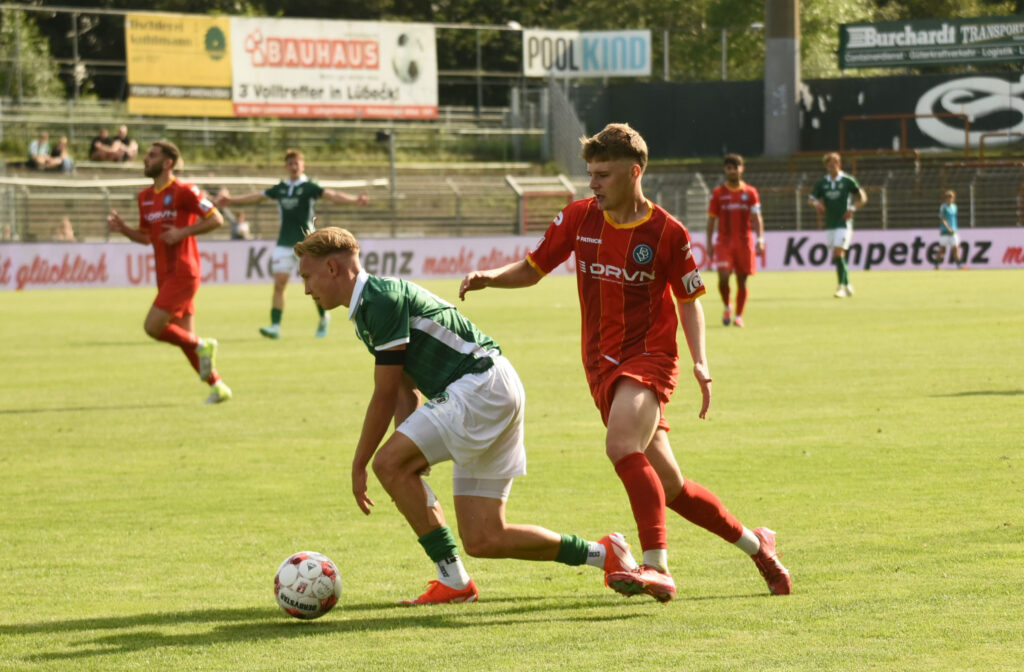 Mika Lehnfeld (li., VfB Lübeck) muss auch früher raus mit der roten Karte.  © Olaf Wegerich)