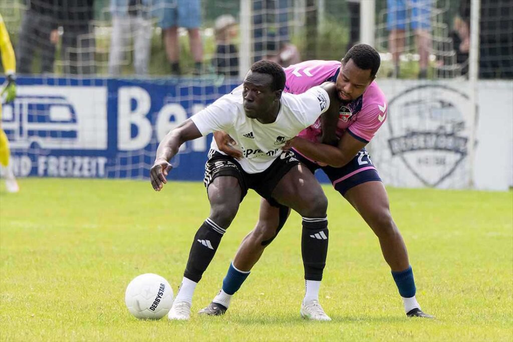 Daouda Soumah (Heider SV) im packenden Zweikampf mit Eudel Monteiro. © 2025 Volker Schlichting Daouda Soumah (Heider SV) im packenden Zweikampf mit Eudel Monteiro. © 2025 Volker Schlichting