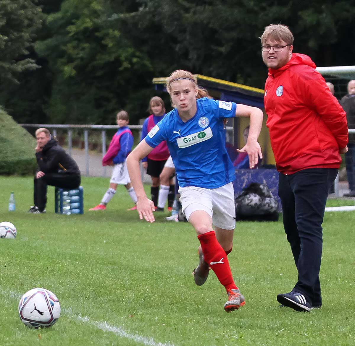Mia Mohr Zwei Stützpfeiler im Heitmann-Gebilde: Mia Mohr, im erweiterten Kader der U15-Nationalmannschaft, und Kaja Kienitz, Holsteins Mittelfelddirigentin.