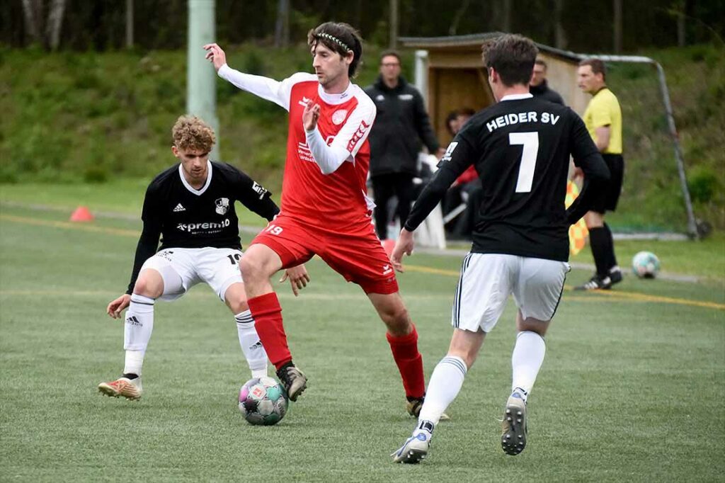 Jannick Ostermann (Bordesholm) geht wie auch Bruder Hendrik in Fußball-Rente. Links Jannis Hinz und Jacob Steffensen (Heider SV). © 2023 Olaf Wegerich