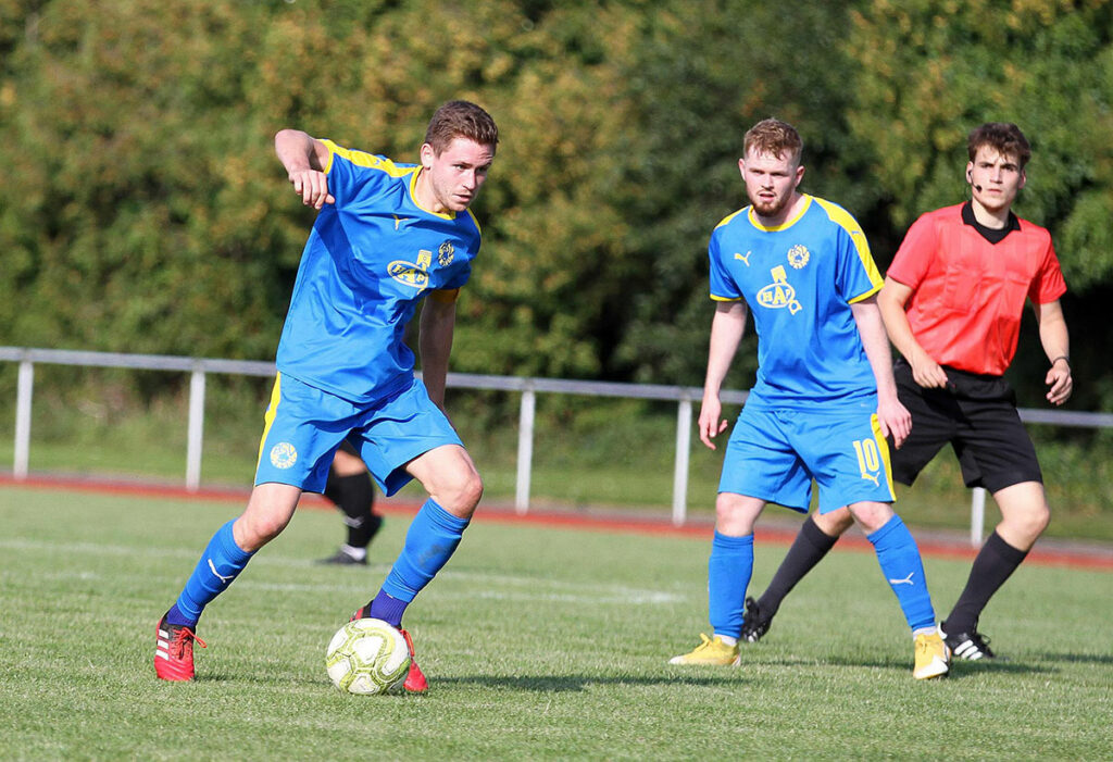 Timon Biss ist vor der Abwehr der Abräumer, rechts Spielmacher Moritz Kleemann. © Ismail Yesilyurt Timon Biss ist vor der Abwehr der Abräumer, rechts Spielmacher Moritz Kleemann. © Ismail Yesilyurt