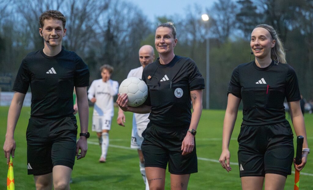 Rechts Joelina Wendtorff zusammen mit Annalena Heidenreich und Oskar Kühle beim Spiel Eutin 08 gegen den Heider SV. © 2026 Volker Schlichting