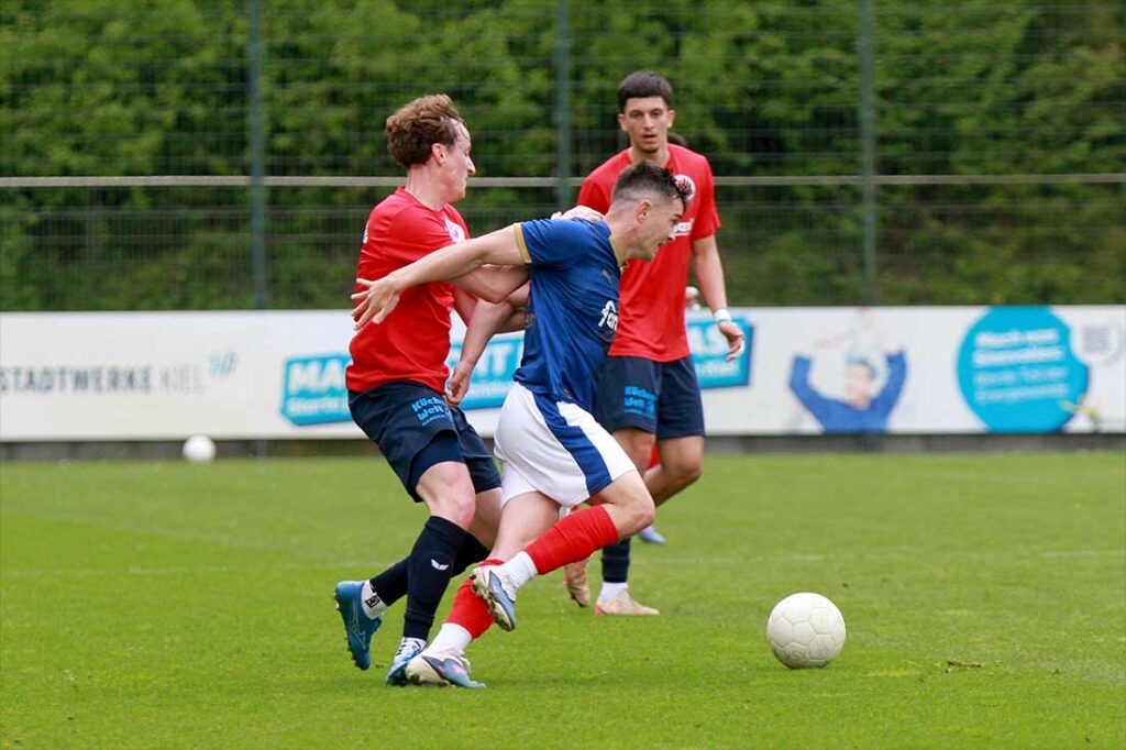 Brian Nielsen (Nordmark Satrup) packt gegen Kjell Knaak (Holstein Kiel II) zu. © 2026 Ismail Yesilyurt Brian Nielsen (Nordmark Satrup) packt gegen Kjell Knaak (Holstein Kiel II) zu. © 2026 Ismail Yesilyurt