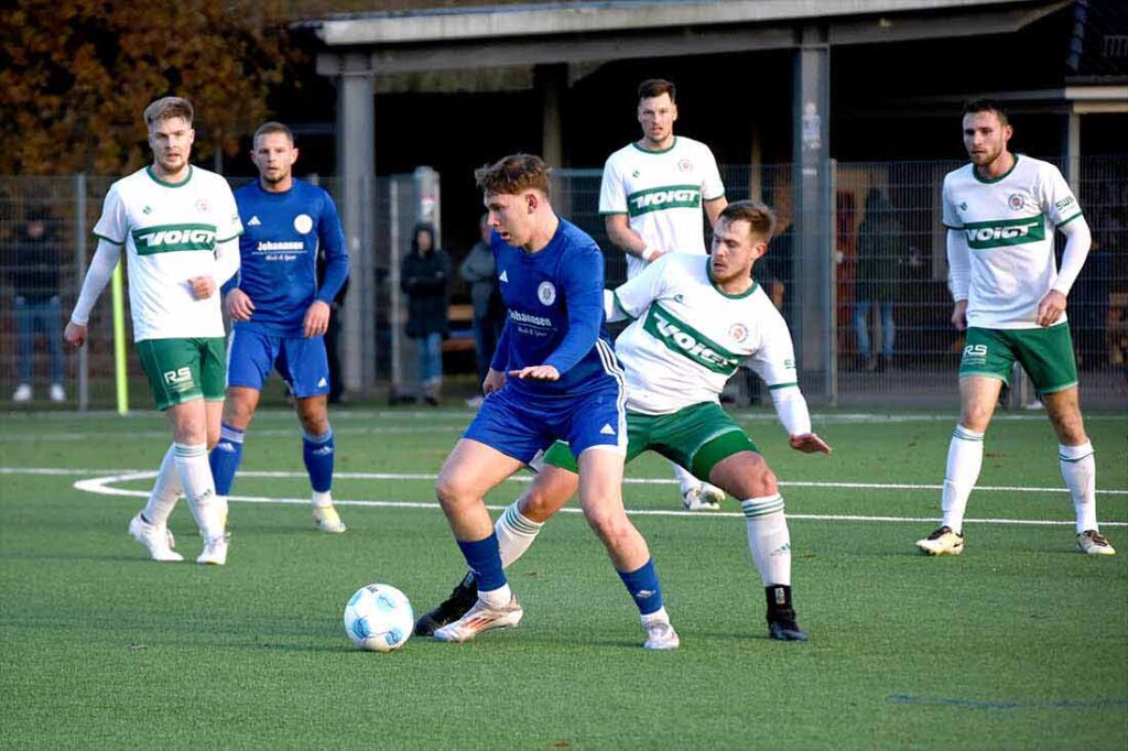 Robin Schmidt (Oldenburger SV) gegen Mo Timm (re., PSV Neumünster). © 2024 Olaf Wegerich Robin Schmidt (Oldenburger SV) gegen Mo Timm (re., PSV Neumünster). © 2024 Olaf Wegerich