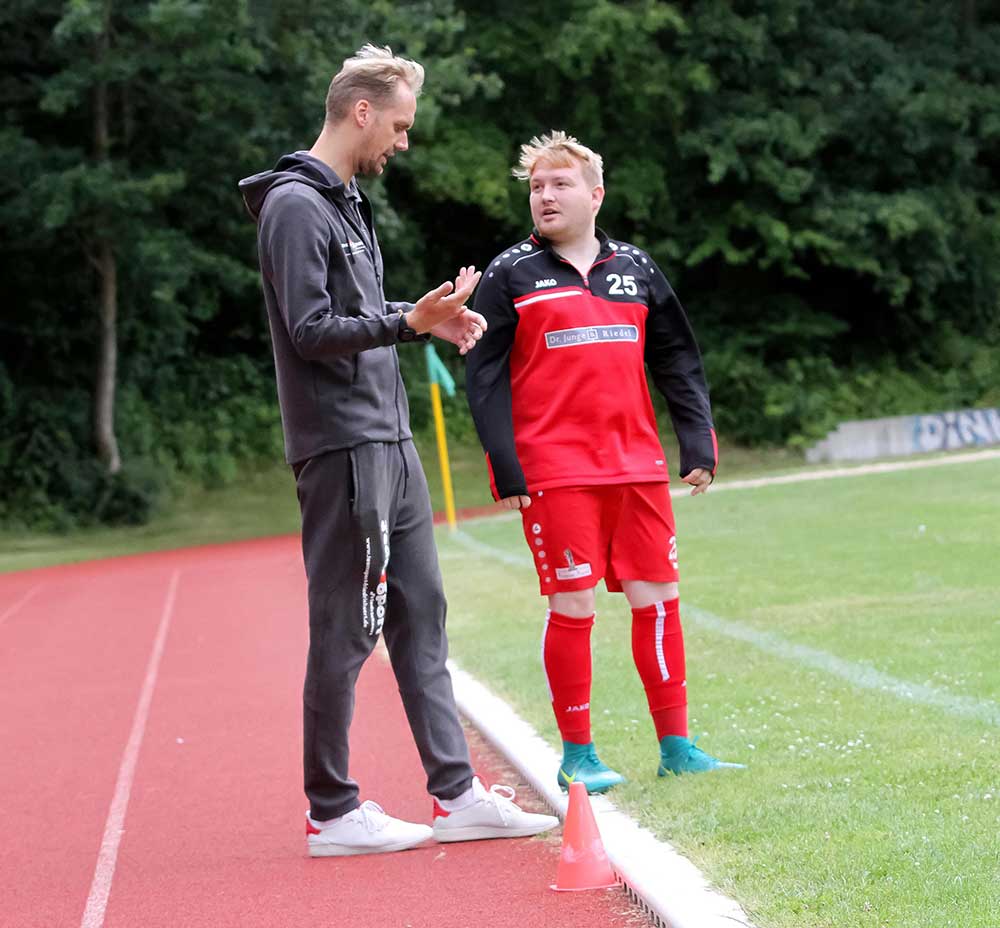 Was werden Björn Sörensen und Spieler-Co-Trainer Jan-Niclas Bräunling ihrem Team vor dem Spiel sagen? Was werden Björn Sörensen und Spieler-Co-Trainer Jan-Niclas Bräunling ihrem Team vor dem Spiel sagen?