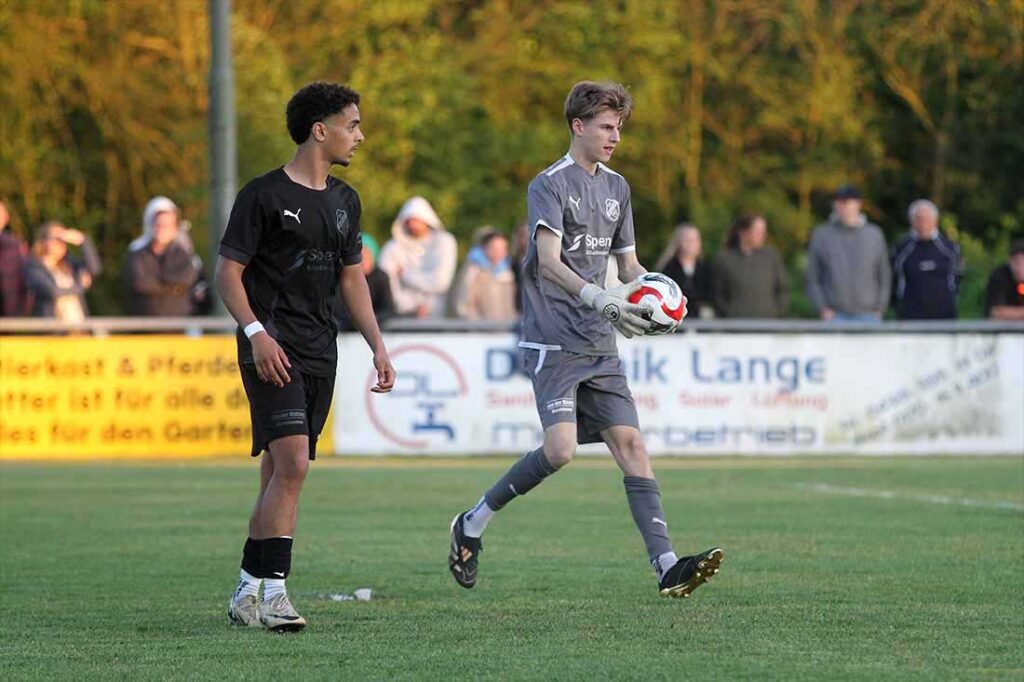 Wasbeks Keeper Jonte Peters zeigt in der zweiten Halbzeit Weltklasseparaden. Links Chams Belhiba. © 2025 Ismail Yesilyurt