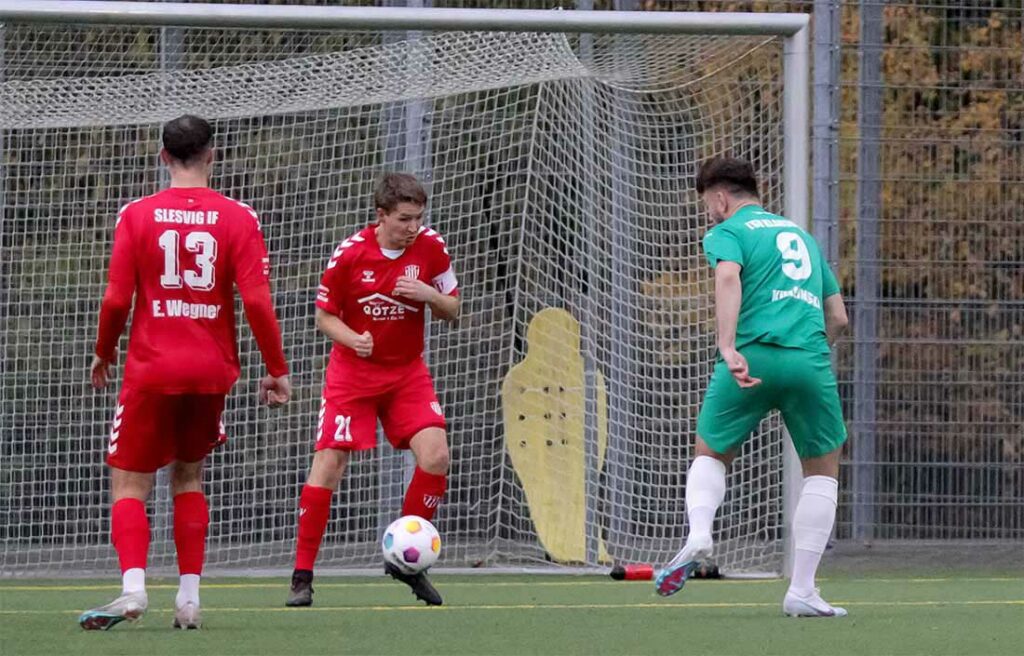 Florian Kuklinski hat vor dem leeren Tor alle Möglichkeiten zum 1-0 und wählt Sascha Möller als Ballempfänger aus. © 2023 Ismail Yesilyurt