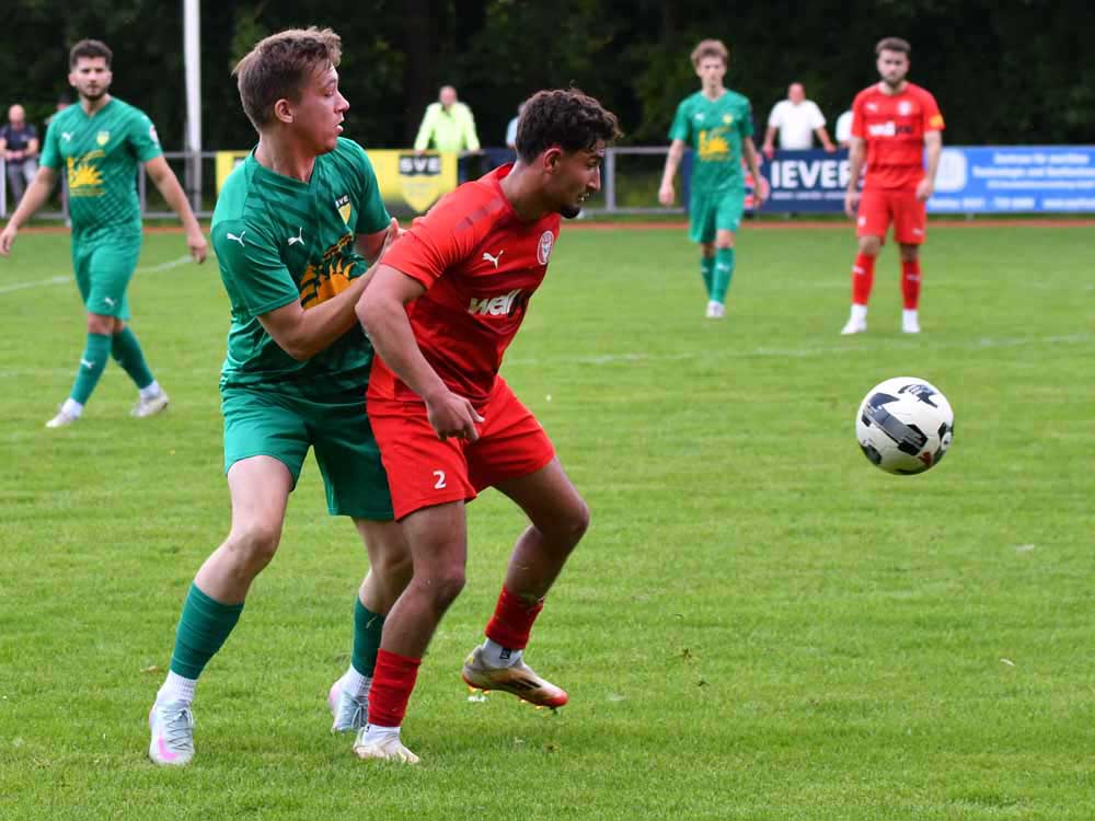Marcel Gaber (li.), hier gegen Devran Boztepe (Kilia Kiel) bringt den SVE Comet Kiel mit 1:0 in Front. © 2025 Jörg Moritz Marcel Gaber (li.), hier gegen Devran Boztepe (Kilia Kiel) bringt den SVE Comet Kiel mit 1:0 in Front. © 2025 Jörg Moritz