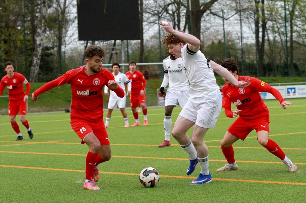 Torschütze Kevin Knott (1. FC Phönix Lübeck II) gegen Drilon Trepca (li., Kilia Kiel). © 2026 Ismail Yesilyurt Torschütze Kevin Knott (1. FC Phönix Lübeck II) am Ball gegen Drilon Trepca (Kilia Kiel). © 2026 Ismail Yesilyurt.JPG