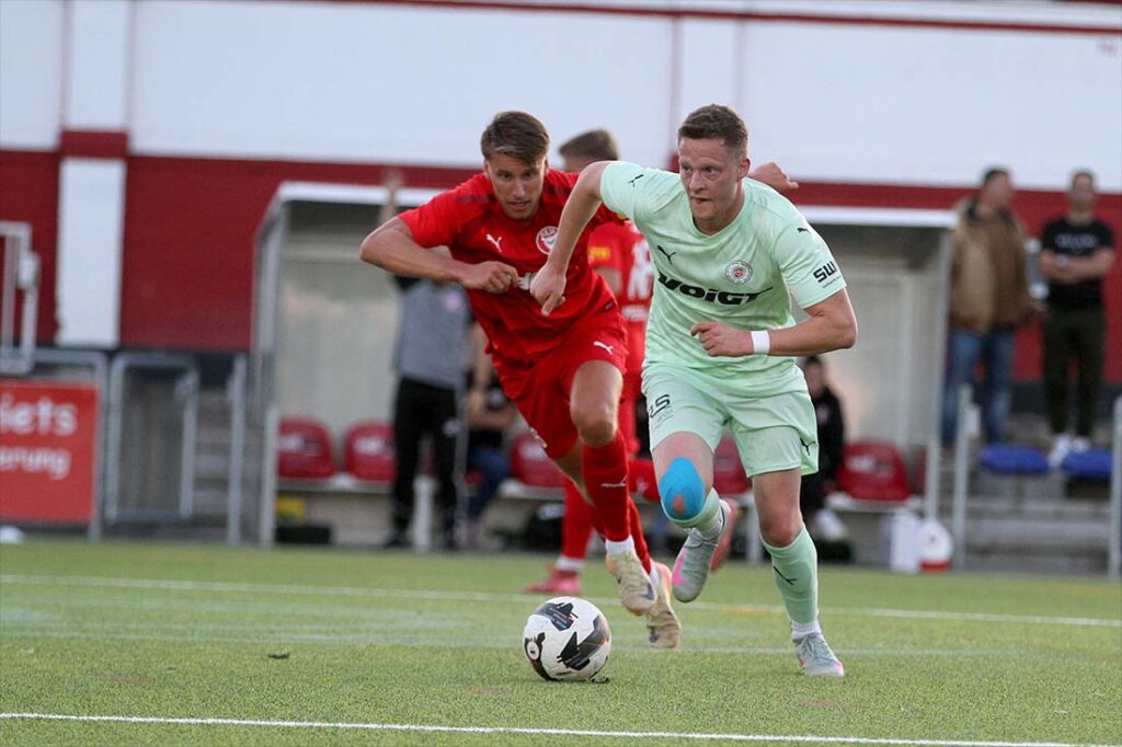 Marvin Ehlert (PSV Neumünster) verfolgt von Jannis Voß (Kilia Kiel). © 2025 Ismail Yesilyurt Marvin Ehlert (PSV Neumünster) verfolgt von Jannis Voß (Kilia Kiel). © 2025 Ismail Yesilyurt