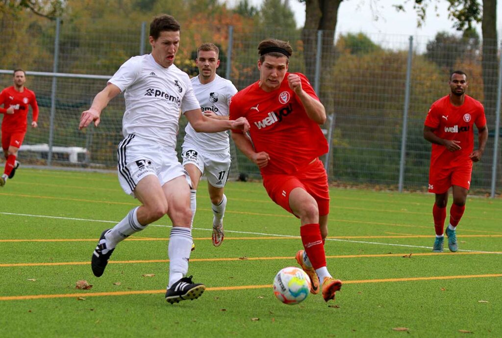 Steht für den Heider SV. David Quade (li., gegen Kilias Jan Matti Seidel), der seit zwei Jahrzehnten alle Höhen und Tiefen miterlebt hat. © 2022 Ismail Yesilyurt