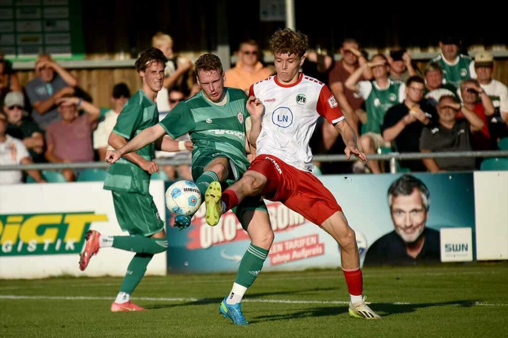 Timo Barendt (PSV Neumünster) gegen Jannik Westphal (VfB Lübeck). © 2024 Olaf Wegerich Timo Barendt (PSV Neumünster) gegen Jannik Westphal (VfB Lübeck). © 2024 Olaf Wegerich