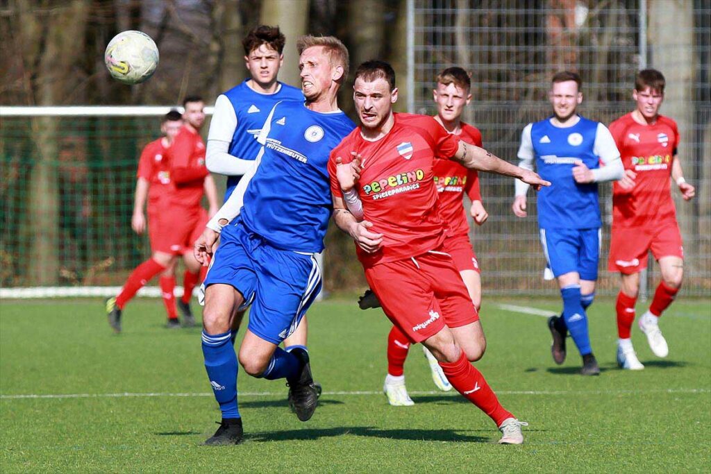 Kastriot Alija (re., Inter Türkspor) zeigt Einsatz und Leidenschaft gegen Marcel Schröder (Oldenburger SV). © 2023 Ismail Yesilyurt
