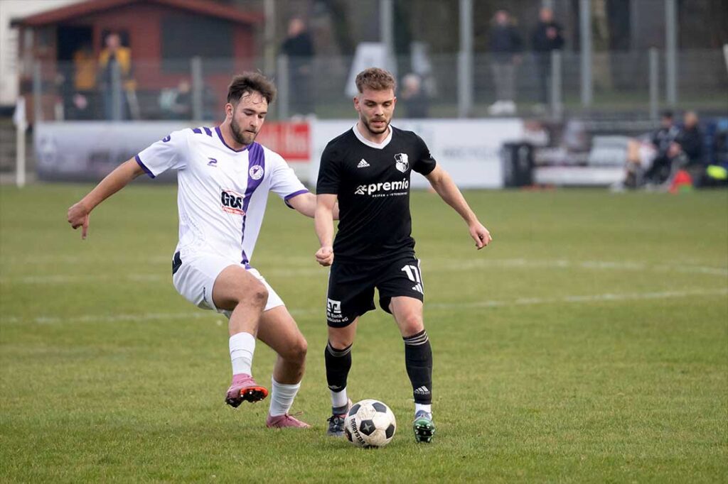 Lennart Busch (am Ball) und der  Heider SV brauchen wieder ein Erfolgserlebnis im Form von drei Punkten. © 2026 Volker Schlichting