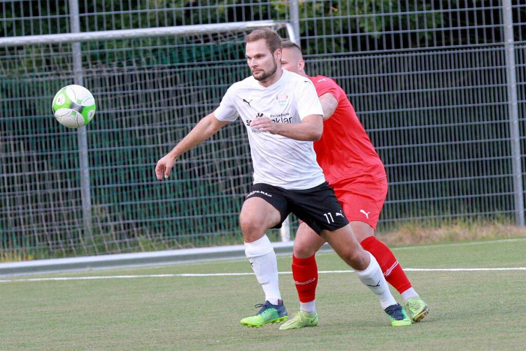 Thorge Jess (in weiss) brachte Aussenseiter TSV Kronshagen mit 1:0 in Führung. Quelle: Ismail Yesilyurt Thorge Jess (in weiss) brachte Aussenseiter TSV Kronshagen mit 1:0 in Führung. Quelle: Ismail Yesilyurt