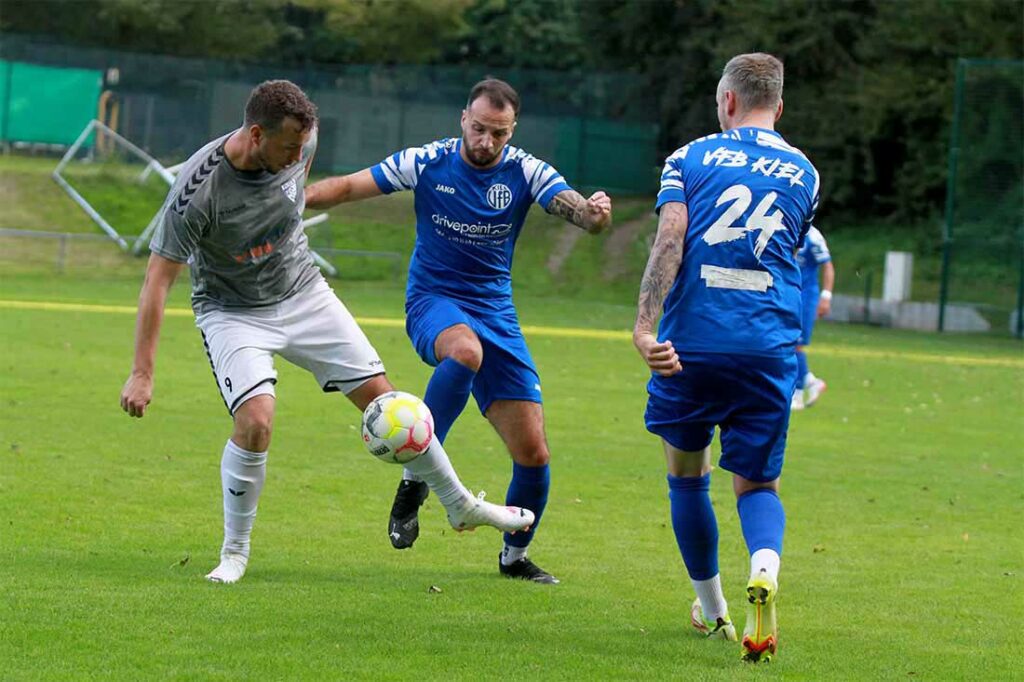 Philipp Grandt, hier gegen Marco Franciosi (VfB Kiel9 und Kevin Schemborski (re.), war mit 2 Toren Matchwinner für den TSV Plön. © 2023 Ismail Yesilyurt