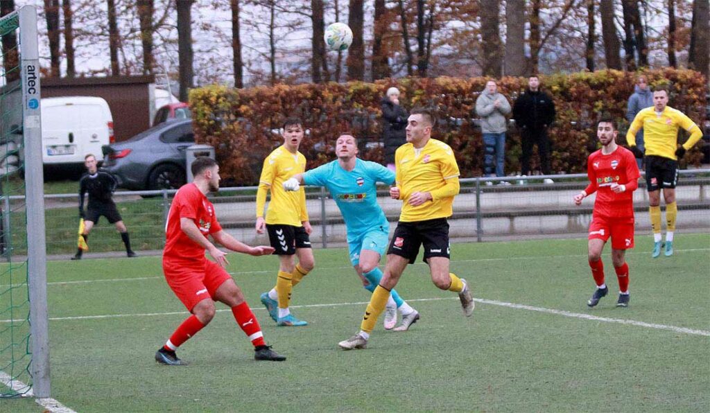 Rinol Lahu (li., Inter Türkspor) köpft gleich kurz vor dem Halbzeitpfiff den Ball weg. © 2022 Ismail Yesilyurt Rinol Lahu (li., Inter Türkspor köpft gleich kurz vor dem Halbzeitpfiff den Ball weg. © 2022 Ismail Yesilyurt