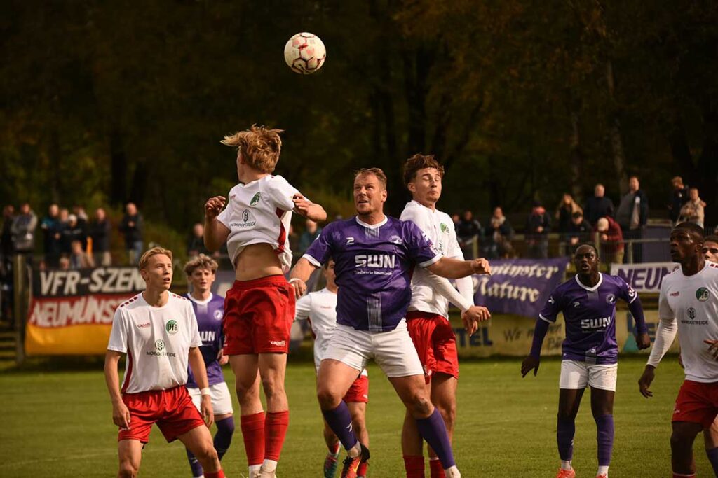Kramer (VfR) gegen Schmitt (li) und Schwoon (VfB U21). © 2024 Olaf Wegerich Kramer (VfR) gegen Schmitt (li) und Schwoon (VfB U21). © 2024 Olaf Wegerich