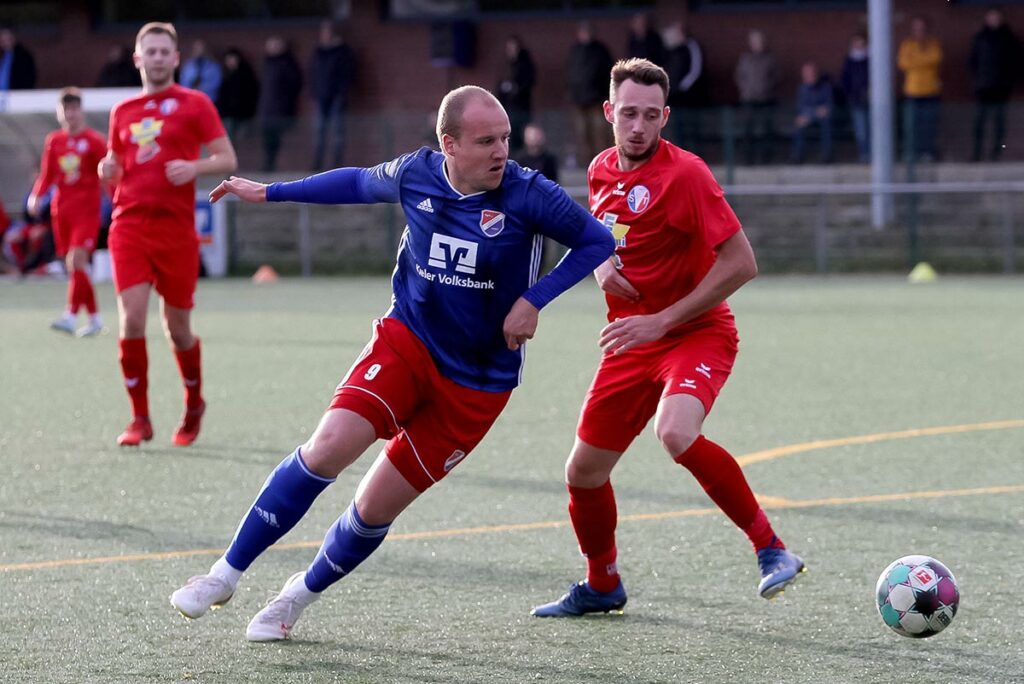 Finn Langkowski (li., Eidertal Molfsee) erzielte den Endstand zum 2zu2 (Szene aus dem Spiel gegen Tungendorf). © Ismail Yesilyurt