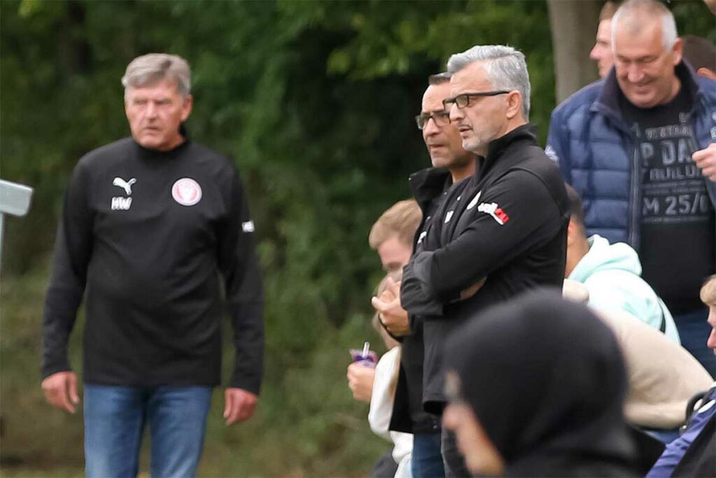 Volker Roese (re., mit Brille) und Harry Witt (li., verschwommen) führten erfolgreiche Vertragsgespräche. Volker Roese (re., mit Brille) und Harry Witt (li., verschwommen) führten erfolgreiche Vertragsgespräche.