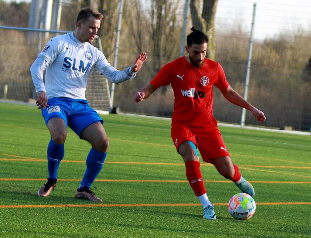 Sebastian Pingel (li., Phönix Lübeck) verfehlte den Lucky Punch in der Nachspielzeit. Rechts Berat Ayyildiz (Kilia Kiel) im Testspiel. © 2023 Ismail Yesilyurt