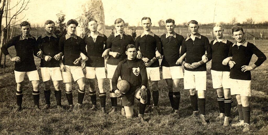 Elf der Freien Turnerschaft Holtenau im Jahr 1925. Quelle: TuS Holtenau Elf der Freien Turnerschaft Holtenau im Jahr 1925 Quelle TuS Holtenau