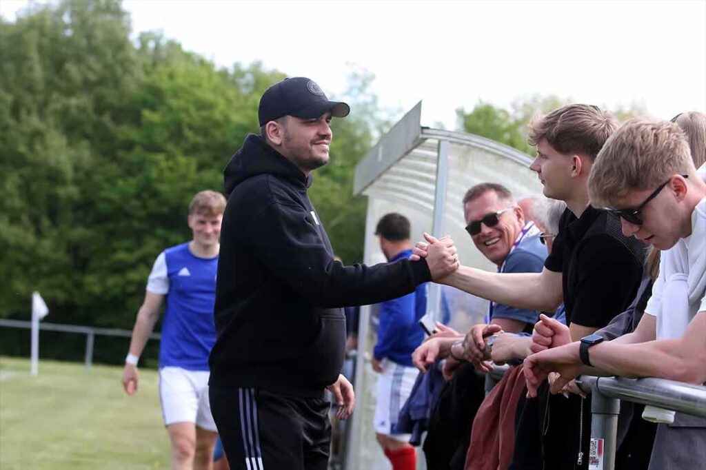 Trainer Pascal Diouri verabschiedet sich vom Oldenburger SV. © 2025 Ismail Yesilyurt Trainer Pascal Diouri verabschiedet sich vom Oldenburger SV. © 2025 Ismail Yesilyurt