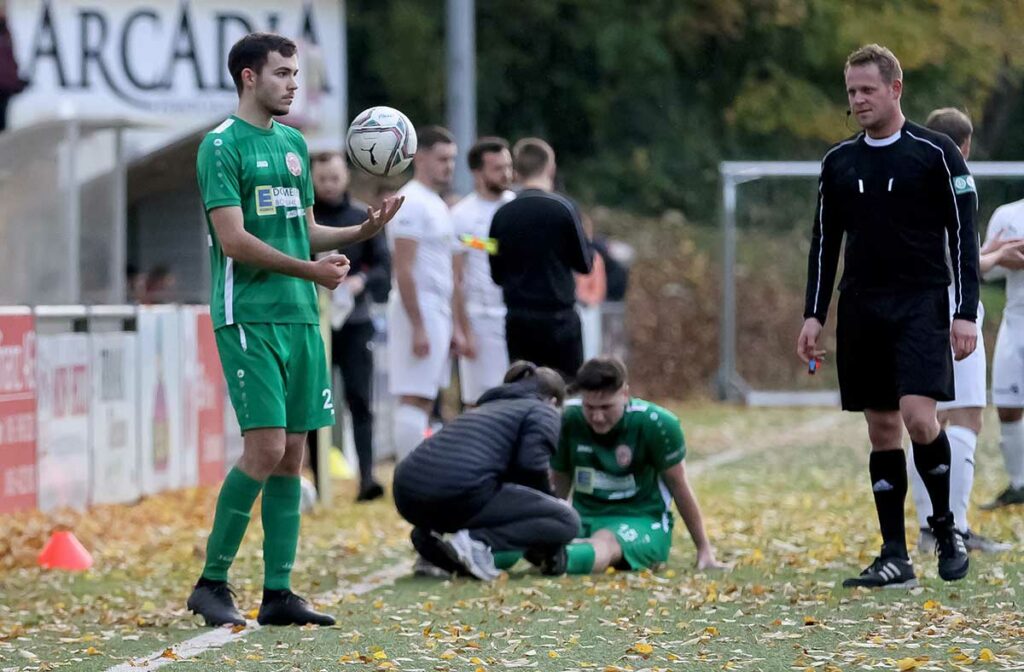 Maximilian Musci hält den Ball in einem hochinteressanten 3:3 bei Inter Türkspor. Im Hintergrund wird Arda Özkan behandelt. Maximilian Musci hält den Ball in einem hochinteressanten 3:3 bei Inter Türkspor. Im Hintergrund wird Arda Özkan behandelt. © Ismail Yesilyurt