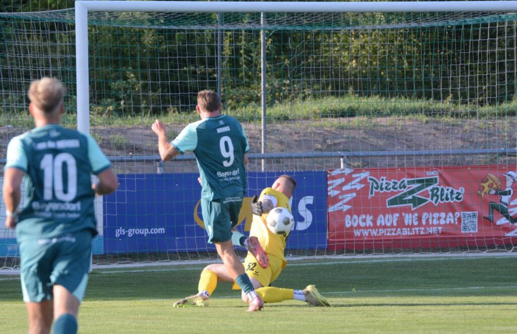 Ben Luca Nohns (PSV Neumünster) scheitert an Torhüter Ole Rathmann (TSB Flensburg). © 2026 Olaf Wegerich Ben Luca Nohns (PSV Neumünster) scheitert an Torhüter Ole Rathmann (TSB Flensburg). © 2026 Olaf Wegerich